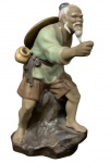 Estatueta vintage chinesa de Shiwan, representando um pescador em cerâmica esmaltada, com 20 cm de altura.