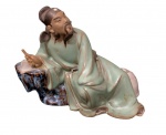 Estatueta Chinesa de Porcelana representando o poeta Li Bai ricamente detalhada com vestes em tons verde claro - medidas 18,5cm x 15cm x 10cm