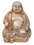 Estatueta de Buda Sorridente (Hotei), uma figura chinesa reverenciada como símbolo de sorte, felicidade, fartura e riqueza interior. A peça é uma escultura de porcelana com detalhes em esmalte azul. O Buda sorridente é frequentemente confundido com Siddhartha Gautama, mas é uma figura distinta que representa a benevolência e a alegria.  Com 8 cm de altura