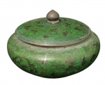 Potiche bojudo em metal esmaltado cloisonné verde com detalhes em ouro. É um item colecionável, frequentemente usado como objeto de decoração.Tem aproximadamente 10 cm de diâmetro por 14 cm de altura com a tampa.