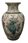 Espetacular vaso em porcelana com fundo branco e com motivos florais verdes. Alt.34cm