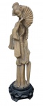 Figura oriental possivelmente gueixa com leque elaborada com resina e pó de mármore sobre uma peanha de madeira e com 34 cm de altura.