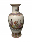 Antigo vaso balaústre em porcelana chinesa,  possivelmente do período Republicano (1912 a 1949) pintado a mão em esmlates policromados, retratando imortais. Borda decorada com arabescos. Marca honorífica ( apócrifa) no fundo. Med. 26 ,5 cm de altura.