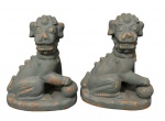 Par de Estatuetas de cão de fó (Foo Dogs) de cerâmica patinada, também conhecidos como leões guardiões chineses muito utilizado em Feng Shui. Medindo 26cm x 20 cm x 14cm