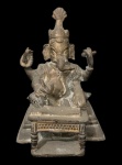 Escultura de Ganesha de Bronze , divindade popular do hinduísmo que representa sabedoria, sucesso e fortuna, sendo o Deus removedor de obstáculos e mestre do intelecto com 18,5 cm x 12,5cm x 13cm