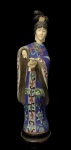 Escultura chinesa em cloisonné policromado cor marfim, representando Gueixa Rosto e mão cor marfim, base em madeira, altura total 26 cm.