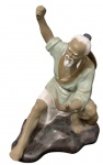 Estatueta de pescador chinês também conhecida como "mudman" elaborada com cerâmica vitrificada.  Medidas 22,5cm x 15cm x 10cm