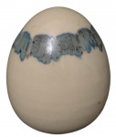 Grande Ovo de Porcelana fundo branca  e faixa azul pintado à mão, assinado na base, assinatura não identificada. Alt. 15cm