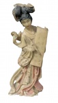 Escultura oriental em marfinite, figura de gueixa com trajes típicos. Assinada na base - Nota-se ínfimo bicado na veste - No estado. - Alt. 16cm.