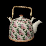 Bule de chá de porcelana apresenta um design oriental com decoração floral e uma alça de bambu trançado capacidade 800ml. Assinado no fundo com I2diograma, medidas 19,5x19 cm