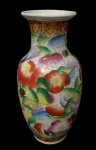 Vaso de porcelana esmaltada com decoração floral em policromia, possivelmente de origem oriental ou chinesa, devido ao estilo e à técnica de pintura à mão. com 16 cm de altura.