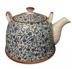 Bule de chá de coleção de porcelana apresenta um design oriental com decoração floral e uma alça de bambu trançado capacidade 800ml. Assinado no fundo com I2diograma, medidas 19,5x19 cm