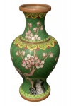 Antigo vaso chinês em metal e esmalte Cloisonné. Rica decoração de flores. Med. 23 cm alt.
