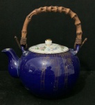 Bule de chá de porcelana apresenta um design oriental com decoração floral e uma alça de bambu trançado capacidade 800ml com tampa adaptada, medidas 19,5x19 cm