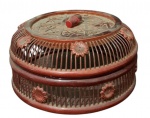 Cesta Oriental  de bambu trançado  estilo Japonês para alimentos e doces,  fenestrado com apliques no formato de flores. Alt. 7,5 cm - Diâmetro 14,5cm