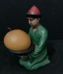 Interessante castiçal  de resina em forma de figuras masculinas chinesas. altura 14 cm