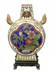 Vaso em cloisonné policromado, adornado com pássaros e flores, sobre peanha e acantos dourados. Aproximadamente 14 cm.