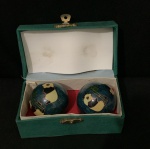 Par de bolas de saúde chinesas, também conhecidas como bolas de Baoding. Função: Usadas para exercícios manuais, meditação e alívio do estresse. Benefícios: Acredita-se que melhorem a destreza, a força das mãos, a circulação sanguínea e os padrões de sono. Uso: As esferas são giradas na palma da mão, em movimentos circulares, para massagear pontos de acupressão. Características: Muitas vezes contêm sinos internos que produzem um som calmante durante o uso.