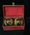 Par de bolas de saúde chinesas, também conhecidas como bolas de Baoding. Função: Usadas para exercícios manuais, meditação e alívio do estresse. Benefícios: Acredita-se que melhorem a destreza, a força das mãos, a circulação sanguínea e os padrões de sono. Uso: As esferas são giradas na palma da mão, em movimentos circulares, para massagear pontos de acupressão. Características: Muitas vezes contêm sinos internos que produzem um som calmante durante o uso.