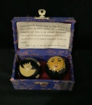 Par de bolas de saúde chinesas, também conhecidas como bolas de Baoding. Função: Usadas para exercícios manuais, meditação e alívio do estresse. Benefícios: Acredita-se que melhorem a destreza, a força das mãos, a circulação sanguínea e os padrões de sono. Uso: As esferas são giradas na palma da mão, em movimentos circulares, para massagear pontos de acupressão. Características: Muitas vezes contêm sinos internos que produzem um som calmante durante o uso.