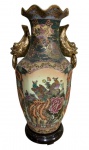 Vaso Satzuma de Porcelana decoração na galeria central com aves e florais, alças no no formato de peixe com pigmentação em ouro, borda superior em babados sobre base de madeira. Altura vaso 66cm - altura com a base  70cm