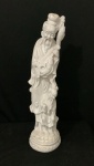 Esta peça é uma escultura oriental em resina branca, apresentando detalhes minuciosos e uma base estruturada, elaborada com resina branca patinada,  representando figuras como pescadores ou divindades. com 41 cm de altura