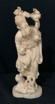 Escultura oriental de bloco cor marfim representando velho sábio levando uma planta numa mão e uma fruta na outra. Sua base remete a uma rocha na qual ele estaria subindo. Em sua base possui o desenho de uma folha e está assinado em sua base. com 17 cm de altura