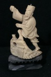 Antiga estatueta cor marfim retratando pescador oriental  - ausência do chapéu - altura com a base de madeira 9,5cm - sem a base 7,5cm