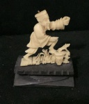 Estatueta de Pescador cor marfim oriental sobre base de madeira - ausência do chapéu - Altura com a base 7cm - Sem a base 5cm