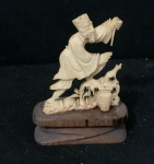 Escultura cor marfim oriental sobre base de madeira  - altura com a base 9cm - sem a base 6,5cm