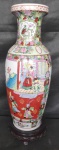Maravilhoso Vaso de porcelana oriental em grande proporção  ao Gosto Família Rosa galeria central decorado com  nobres orientais, pássaros, folhagens e flores em policromia,  base com figuras de guerreiros, acompanhado de peanha em madeira nobre.  Altura sem peanha 62cm. Altura com peanha 70 cm