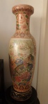 Magnifico vaso em porcelana oriental policromada pintura a mão com detalhes em ouro com peanha em porcelana escura com dourado,  trabalhada em bordados fenestrados, medindo 66 cm.