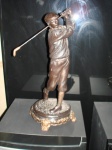 FIGURA DE JOGADOR DE GOLFE EM PETTIT BRONZE PATINADO. 36X26X16CM