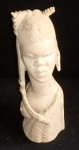 ARTE AFRICANA - possivelmente do século XX, confeccionada em monobloco cor marfim africano representando figura feminina com ornamentos ,  escultura em pesada de marfim africano, representando princesa tribal africana. Alt.16cm - 380g