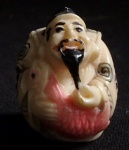 Lindo Netsuke oriental de coleção em resina policromada. Med. 03cm