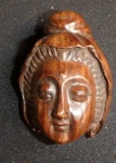 Espetacular netsuke em madeira de lei. Cabeça de Deusa. Japão, séc. XX. Assinado