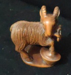 Espetacular netsukes esculpidos em madeira representando caprino com 25mm x 45mmx 50mm