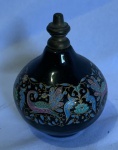 Snuff Bottle de porcelana azul marinho com guarnições de bronze e desenhos na galeria central de aves e florais, formato bojudo e com 7cm de altura.
