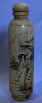 Snuff Bottle cor marfim no formato cilíndrico com interessantes desenhos eróticos de casal de orientais com imagens de montanhas e florestas ao fundo, do lado contrário inscrições em ideogramas e selo vermelho. Alt. 7,5cm