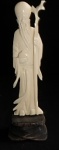 ESCULTURA , cor marfim chinês representando sábio com seu cajado. alt. 12 cm com a base e 10cm sem a base.