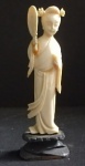 Escultura oriental cor marfim de gueixa segurando leque com restauro na mão. Alt. 10cm sem a base e 12cm com a base.