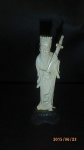 Linda escultura de Guerreiro cor Marfim Chinês com espada, medindo 13 cms.