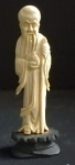 Escultura cor marfim chines representando ancião - Med. 12 x 3 cm