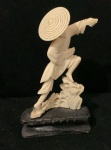 Escultura cor marfim retratando pescador - altura com a base 10,5cm - Sem a base 9cm