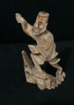 Escultura cor marfim retratando pescador - ausência do chapéu / altura 8cm