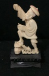 Escultura cor marfim sobre base de madeira retratando pescador - altura com a base 10,5cm - Sem a base 9cm