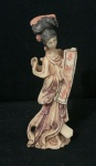 Escultura oriental em osso, figura de gueixa com trajes típicos. Assinada na base - Nota-se ínfimo bicado na veste - No estado. - Alt. 11cm.