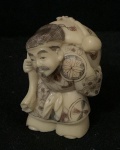 Antigo Okimono oriental  finamente esculpida cor marfim e policromada representando Deus oriental. Altura 5 cm