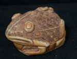 Caixa porta joia em resina trabalhada e esculpida em relevo de figura de sapo - medidas 8cm x 6cm x 5cm