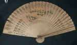 Antigo leque oriental de folga de madeira com decoração vazada, pequena perda em uma das espátulas, desenho de paisagem feudal na galeria central, no outro lado desenho de flores e pássaros na galeria central. Medidas aberto 40cm x 24cm